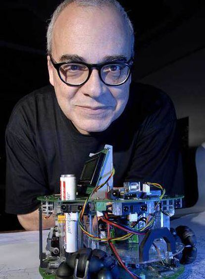 Leonel Moura, con uno de sus robots.