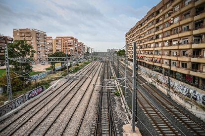 Vista actual del bulevar García Lorca, con las vías del tren pendientes de soterrar.