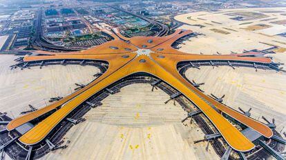 China cuenta con un nuevo mega aeropuerto en Pekín, el Daxing International, cuya construcción ha costado 63.000 millones de dólares (57.000 millones de euros) y con capacidad de hasta 250 millones de pasajeros al año. Con un diseño futurista, el proyecto fue diseñado por la fallecida arquitecta Zaha Hadid en forma de estrella de mar, con la intención de reducir las distancias a pie para los pasajeros.