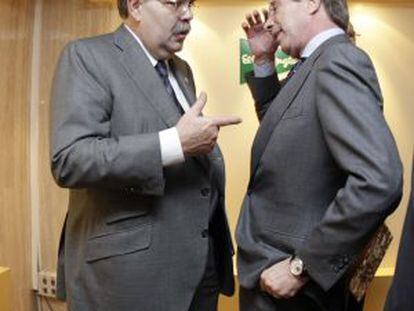 Juan Bautista Soler y Vicente Soriano conversan en 2008, durante el mandato del segundo al frente del Valencia.