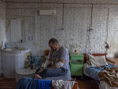 Yevhen Oleynyk, herido durante un ataque ruso, en un hospital en de Chuhuiv, en las afueras de Kharkiv, el 2 de abril.