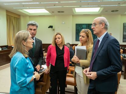 Andrés Lorite (segundo por la izquierda), junto a la ex ministra de Fomento, Ana Pastor, y otros diputados del PP en la Comisión de Transportes del Congreso.