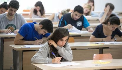Alumnes de batxillerat se sotmeten a l'examen de català de selectivitat el 2015.