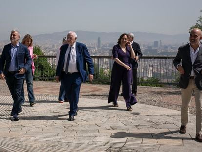 De izquierda a derecha, Collboni (PSC), Parera (Valents), Grau (Ciutadans), Maragall (ERC), Colau (Barcelona en comú), Trias (Junts) y Sirera (PP), este sábado en la tradicional foto de la víspera de las elecciones.