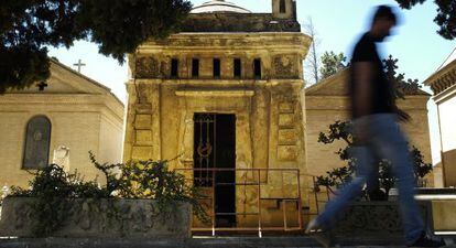 Un hombre pasa ante el mausoleo del conde de Pradere en el Cementerio de San Fernando de Sevilla.