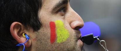 Un manifestante en las protestas del lunes en la T-4 de Barajas.