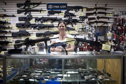 Gina Brewer, dueña de Texas Gun, un local de venta de armas en San Antonio.