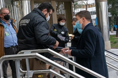Errejón muestra su documentación antes de entrar a los juzgados, este martes. 