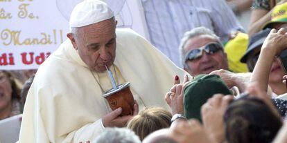 El papa Francisco bebe mate argentino, el pasado mi&eacute;rcoles.