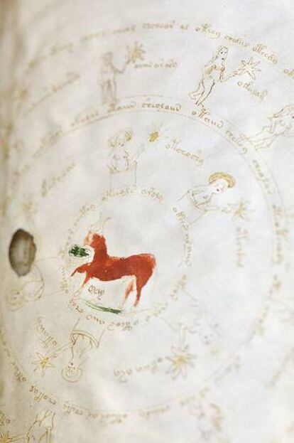 Una página copiada del Voynich, donde se aprecia su riqueza iconográfica y textual.