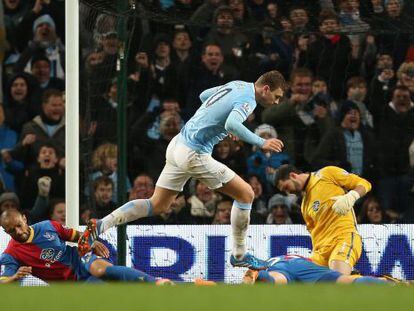 Dzeko celebra su gol al Crystal Palace.