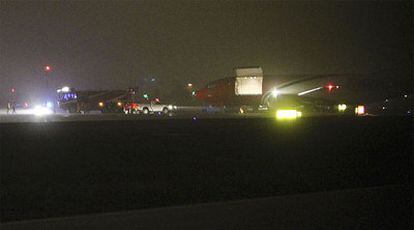 El avión con el paquete bomba, en el aeropuerto de Bolonia.
