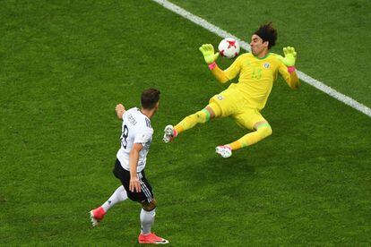 Leon Goretzka (L) marca el primer gol de la selección de Alemania.