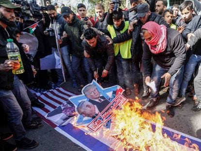 Un grupo de palestinos protestan contra los acuerdos entre Trump y Netanyahu.