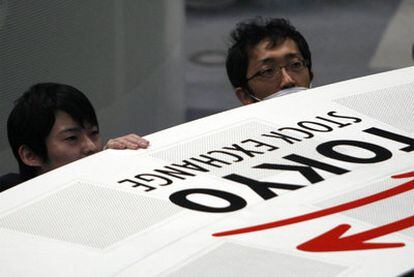 Empleados de la Bolsa de Tokio, durante la apertura de la sesión de hoy.