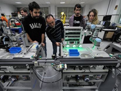 Aritz, Álvaro, Unai y Ane, del primer grado de Industria Digital supervisan el resultado de su programación.