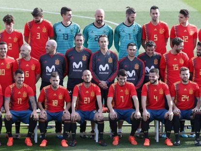 La selecci&oacute;n espa&ntilde;ola de f&uacute;tbol posa con su nueva equipaci&oacute;n.