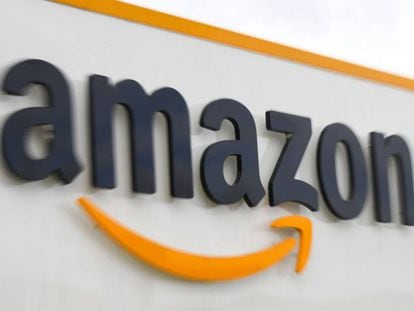 El logo de Amazon en un centro logístico en Francia. 