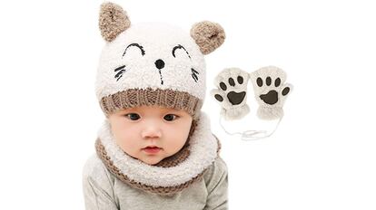 Cuatro sets de gorros guantes y bufandas de invierno para beb s