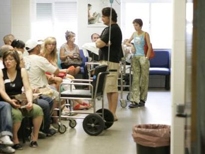 Pacientes en urgencias del hospital Virgen del Roc&iacute;o, en una imagen de archivo. 