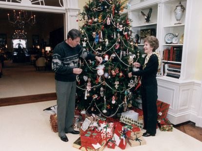 Ronald Reagan y Nancy Reagan muestran la decoración navideña de la Casa Blanca en 1983, un escaparate en el que los estadounidenses se obligaban a comparar sus hogares con el hogar presidencial.