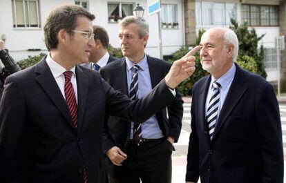 Feijóo (izquierda) ayer con Alfonso Rueda (a su derecha) en un acto en Pontevedra.