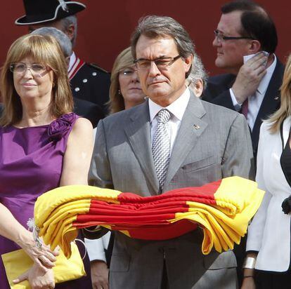 Artur Mas, presidente de la Generalitat catalalana, con la señera durante un acto institucional en la Diada en Barcelona, el pasado martes.