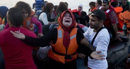 Una mujer llega el s&aacute;bado a la isla griega de Lesbos.