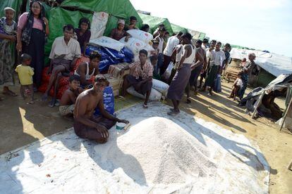 Los propios desplazados consiguen donaciones de familiares que han conseguido escapar de los campos para comprar arroz y distribuirlo entre los rohingya que no pueden salir. Las raciones del Programa Mundial de Alimentos no llegan para todos y son insuficientes.
