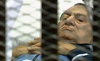 El expresidente egipcio, Hosni Mubarak, acude en camilla a la segunda vista del juicio