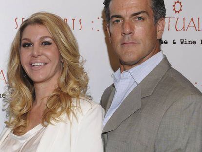 Michelle Berk y su marido, Jeff Berk, posan ante la prensa en la inauguración de un local en Los Ángeles en 2013.