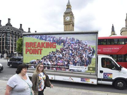 Peatones caminan junto a un cartel de la campa&ntilde;a del Partido de la Independencia del Reino Unido (UKIP) a favor del &#039;brexit&#039; en Londres (Reino Unido).