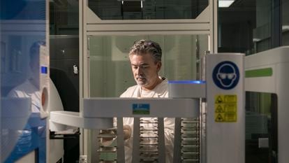 Israel Ramos, coordinador de la plataforma de descubrimiento de fármacos del Instituto de Investigación Biomédica de Barcelona (IRB), manipula la máquina para analizar moléculas con potencial terapéutico