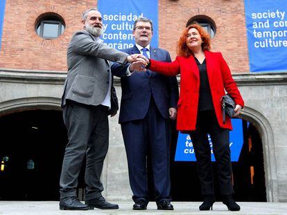 El director de Azkuna Zentroa, Fernando Pérez, a la izquierda, con el alcalde de Bilbao, Juan Mari Aburto y la concejala de Cultura Nekane Alonso.
