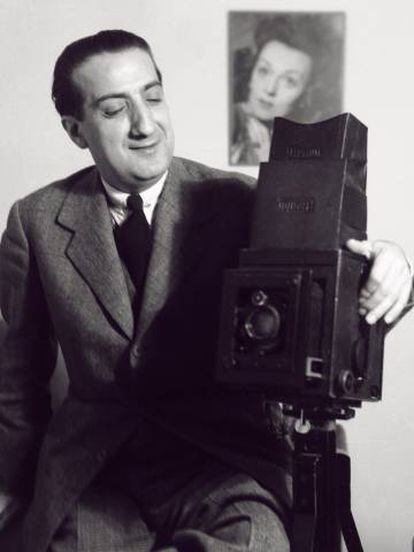José Demaría Vázque, 'Campúa', retratado en su estudio de Madrid, en 1942.