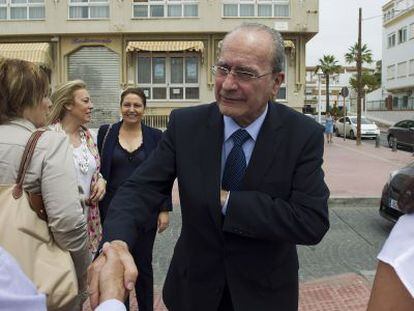 El alcalde de M&aacute;laga, Francisco de la Torre, en el barrio de El Palo. 