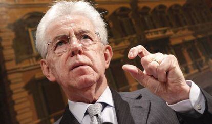 Mario Monti durante la conferencia prensa celebrada este viernes en el Senado, en Roma.