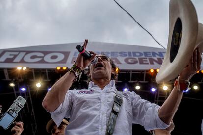 Fico Gutiérrez, quien va segundo en las encuestas, proclama un discurso en Medellín frente a cientos de seguidores.