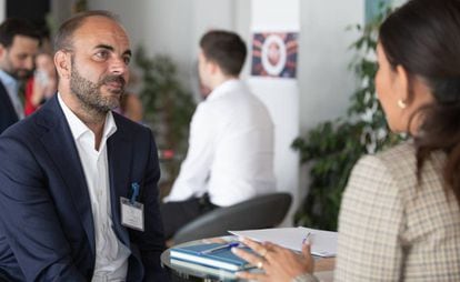 El director internacional de cuentas globales de Ayming, José Valentí, con una candidata durante una sesión de 'Job Dating'. 