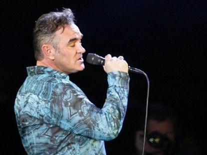 Morrissey regresa a los escenarios. Su portavoz ha dicho que el cantante "está descansado y perfectamente bien" y que, por lo tanto, podrá actuar en el Royal Albert Hall de Londres. El artista se desmayó durante una actuación este fin de semana en Swindon (sur de Inglaterra) y tuvo que ser hospitalizado. El ex líder de los Smiths fue atendido por problemas respiratorios y dado de alta horas después, pero tuvo que suspender un concierto previsto en el sur de Inglaterra.