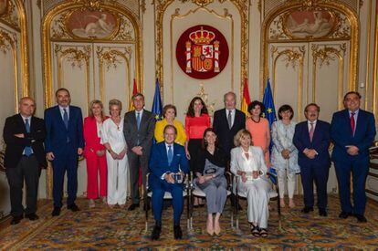 En la foto, sentados, los premiados, Ana María Ferrer y Luis Cazorla, junto a la ministra de Justicia, Pilar Llop. De pie, el jurado junto al presidente del CGPE, Juan Carlos Estévez.