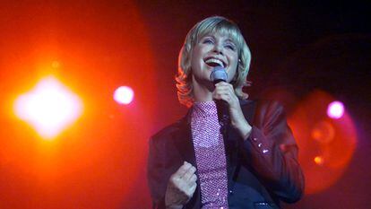 Olivia Newton-John, durante un concierto en 2000.