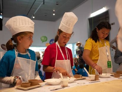 Varias niñas participan en un taller de cocina.