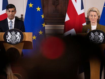 El primer ministro británico, Rishi Sunak, y la presidenta de la Comisión Europea, Ursula von der Leyen, este lunes en el palacio de Windsor.