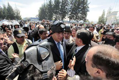 El presidente Rafael Correa, afectado por los gases lacrimógenos lanzados por los policías amotinados