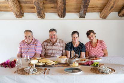 Sisi, Tino, Carmina y Mari son algunos de los ganaderos de los Valles Pasiegos con queso en La Lleldiría, Cantabria. Foto proporcionada por el negocio.