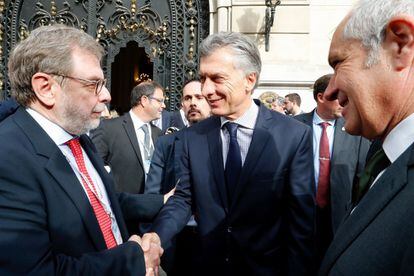 El presidente del Grupo Prisa, Juan Luis Cebrián, despide al presidente de Argentina, Mauricio Macri, en presencia del director de EL PAÍS, Antonio Caño.