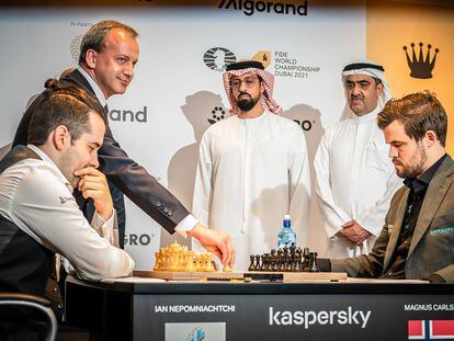 Dvorkóvich, presidente de la FIDE, hace el saque de honor junto a los de las _Federaciones Asiática (Sultan Bin Khalifa) y Árabe (Saud Al Mualla)