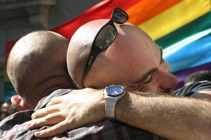 Una pareja celebra a las puertas de la Cámara Baja la aprobación del matrimobio gay.