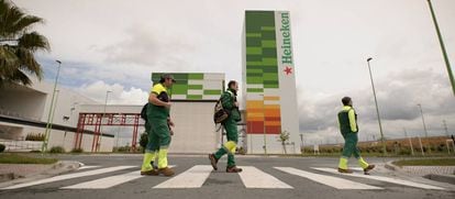 Trabajadores de la fábrica de Heineken en Sevilla.
